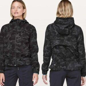 Lululemon Pack It Up Jacket in black/camo with hood size 2
